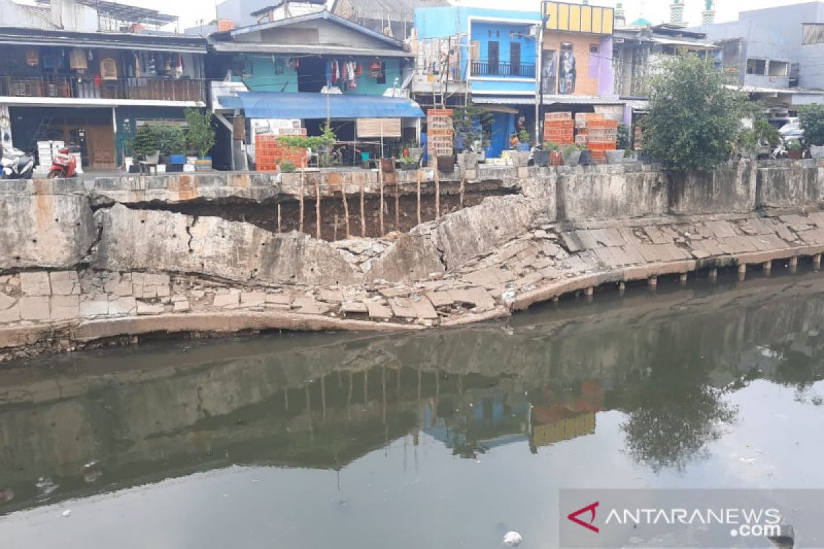 Warga di bantaran Kali Sunter Pulogadung khawatir turap ambles lagi