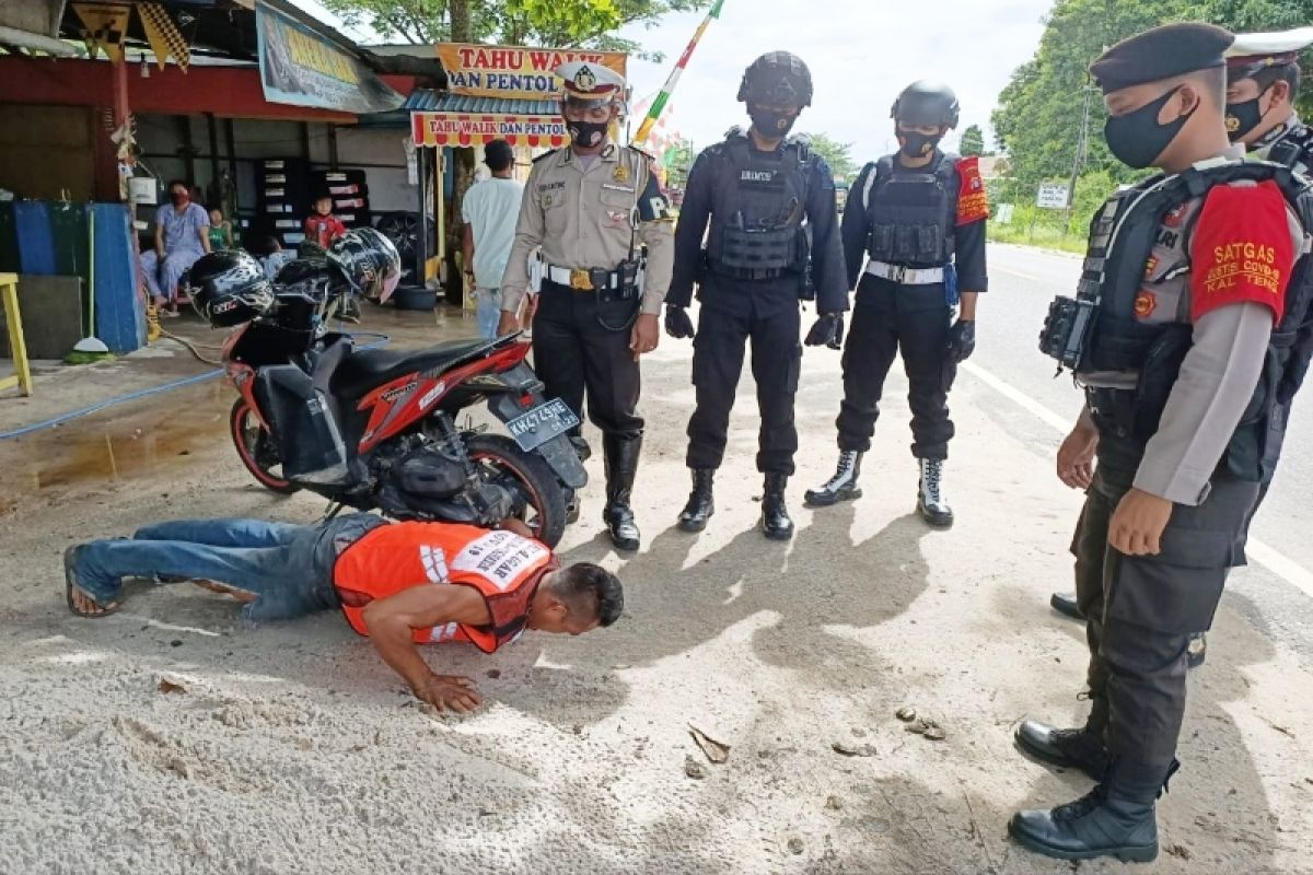 Tujuh warga diberi sanksi sosial karena melanggar protokol kesehatan