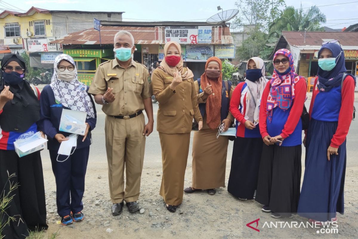 FKPLKB inhu peduli masyarakat dengan bagikan masker gratis