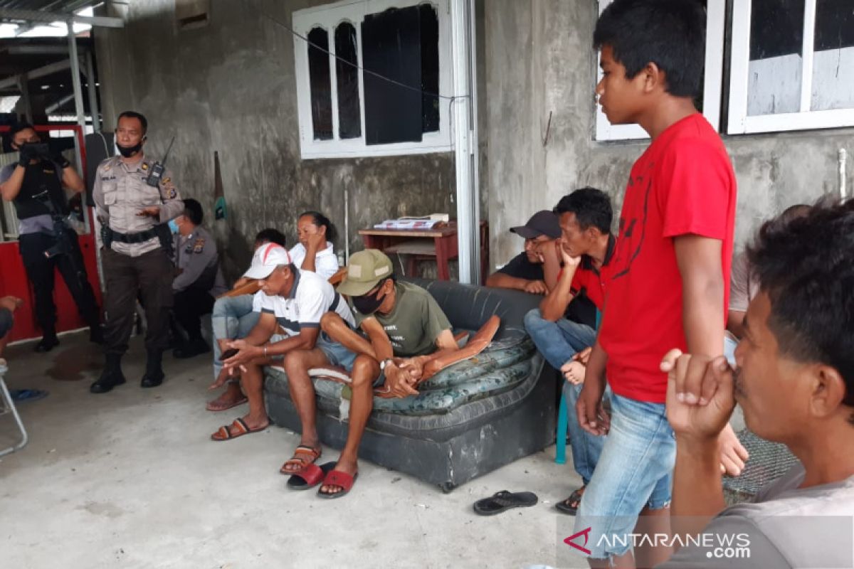 Polisi bubarkan perkumpulan orang hendak sabung ayam di Palu