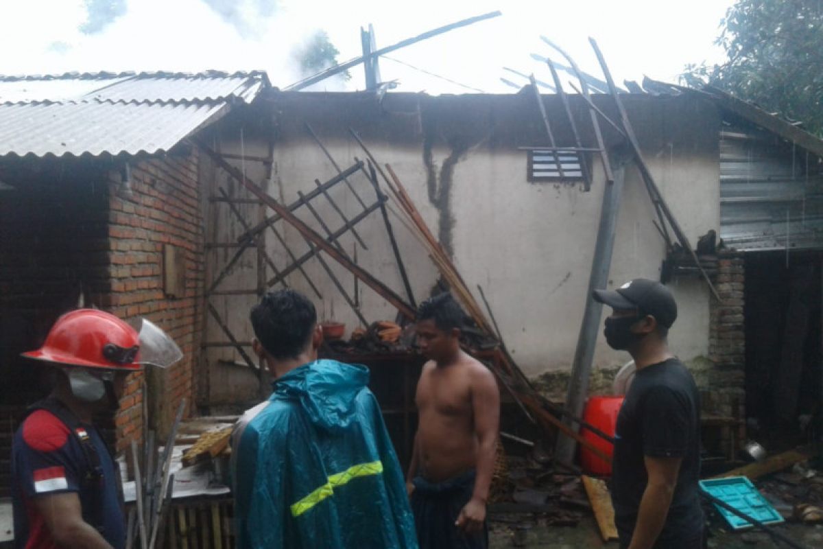 Tersambar petir, rumah di Desa Jelantik Lombok Tengah terbakar