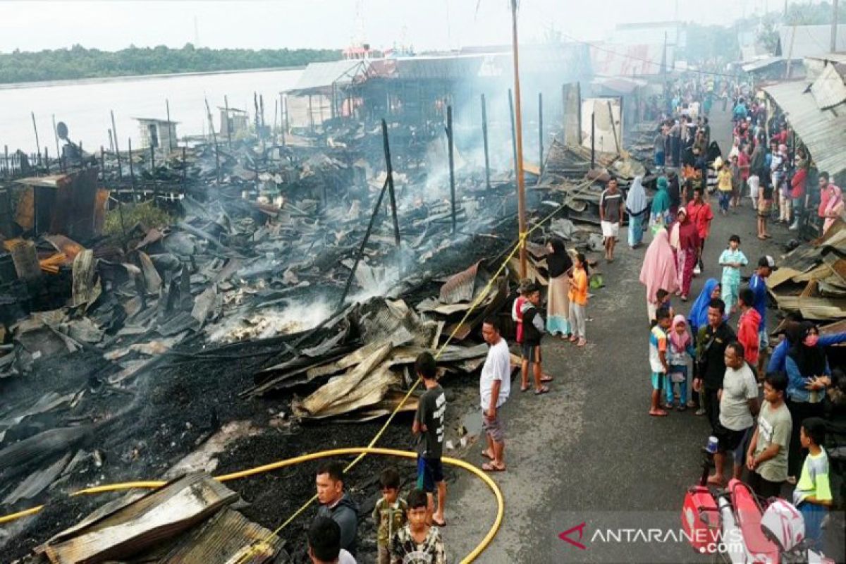 Pasar terbakar, warga menyelamatkan diri hingga mencebur ke sungai