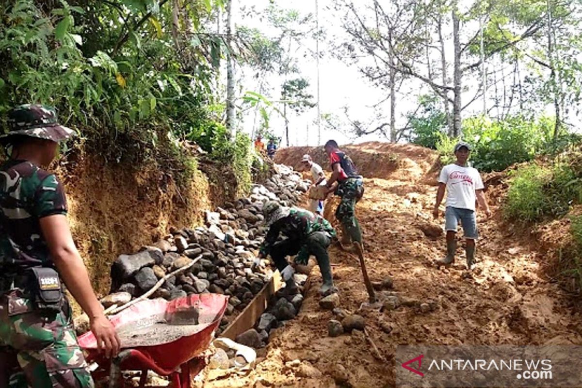 TNI membangun jalan penghubung desa terisolasi di Rejang Lebong