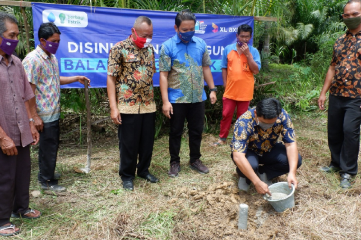 Rayakan HUT Ke-24 XL Axiata, karyawan bangun pembangkit Listrik di Pelosok Kalbar