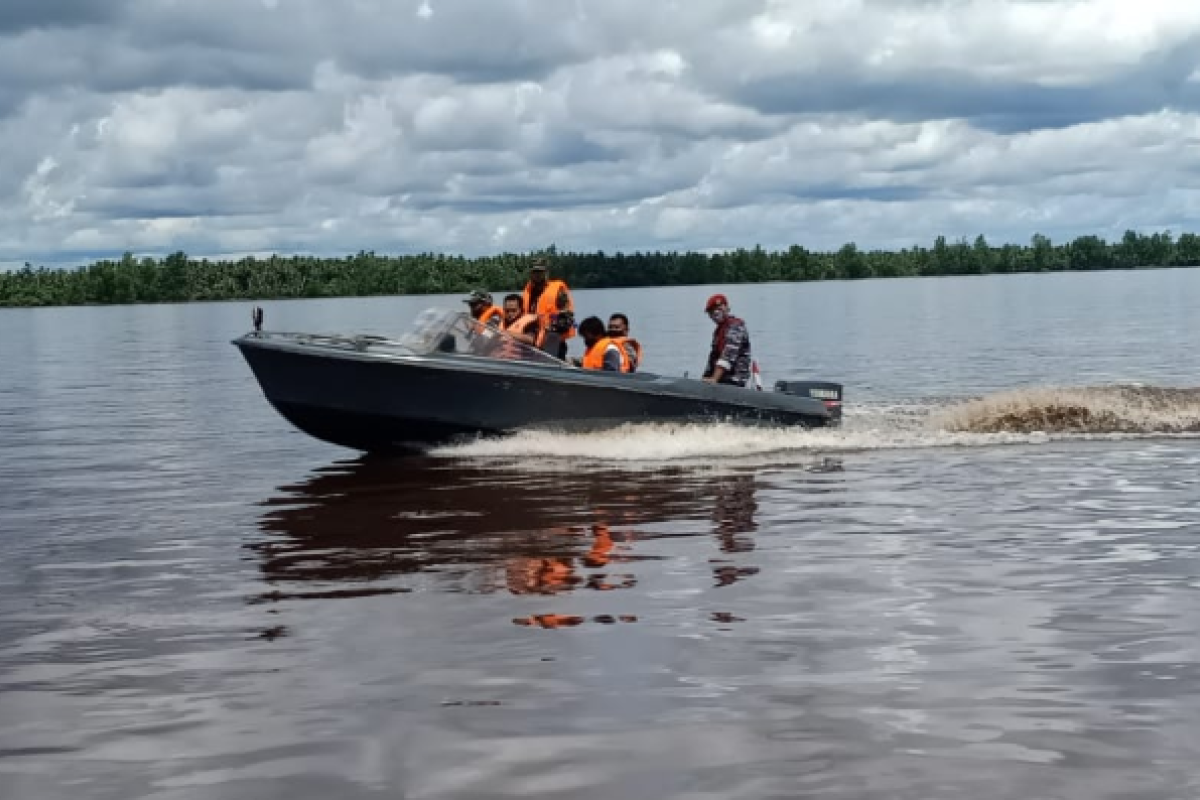 TNI AL bantu amankan pergeseran logistik TMMD di Sungai Mentaya