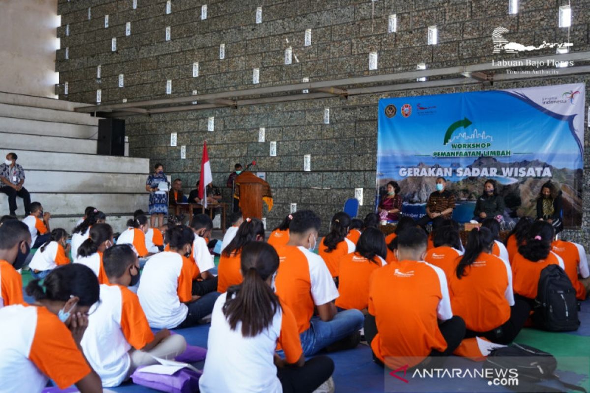 Puluhan pelajar di Ende-NTT diajarkan BOPLBF cara olah limbah sampah