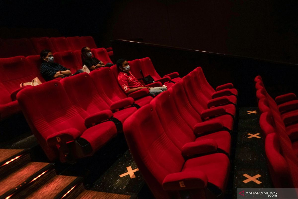 Bioskop kembali dibuka, tapi pengunjung harus keluar tiap 30 menit? Cek faktanya!