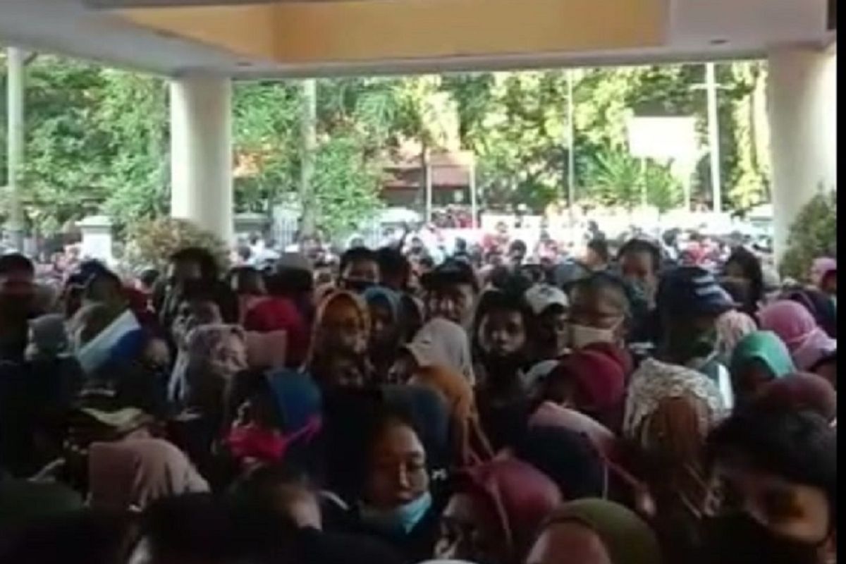 Ratusan  warga Tangerang berdesakan saat antre mendaftar penerima bansos UMKM