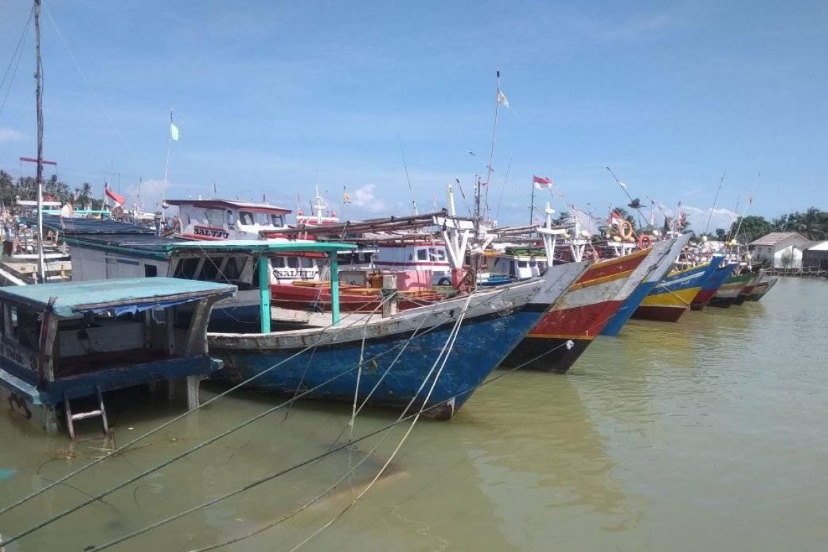 Nelayan tradisional pesisir selatan Lebak tidak melaut akibat gelombang tinggi disertai angin kencang