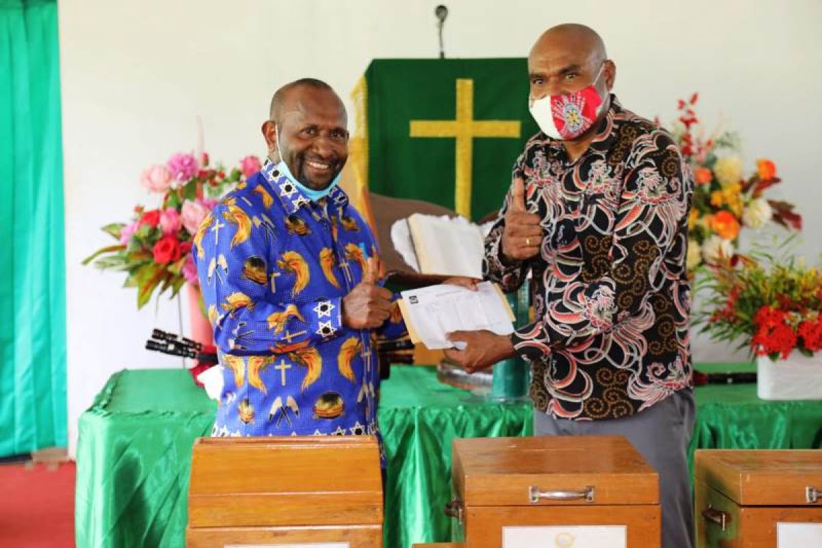 Waket Demokrat Papua RHP serahkan bantuan  430 karton pembangunan gereja GKI Efrata
