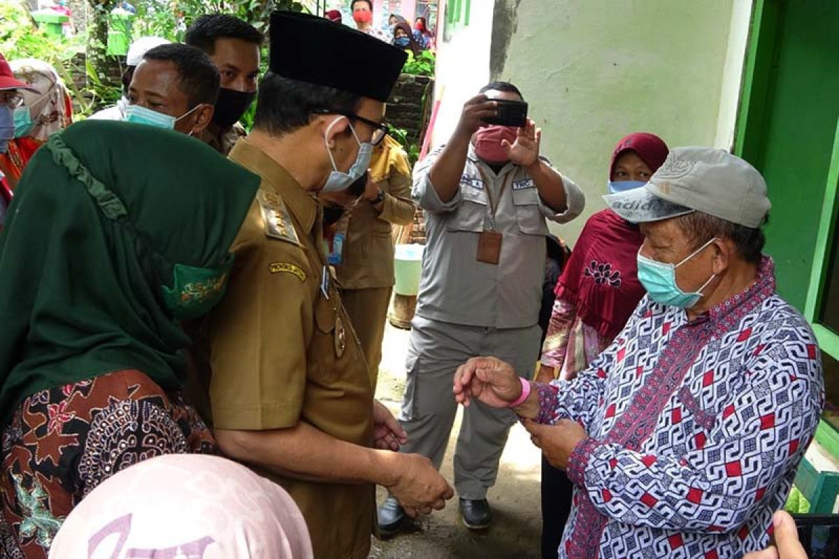 Bupati Banyumas:  Lindungi orang dengan kormobid dari COVID-19