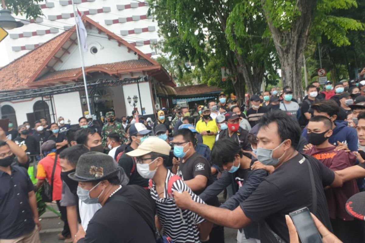 Polisi tangkap 169 orang terkait demo tolak UU Cipta Kerja di Surabaya