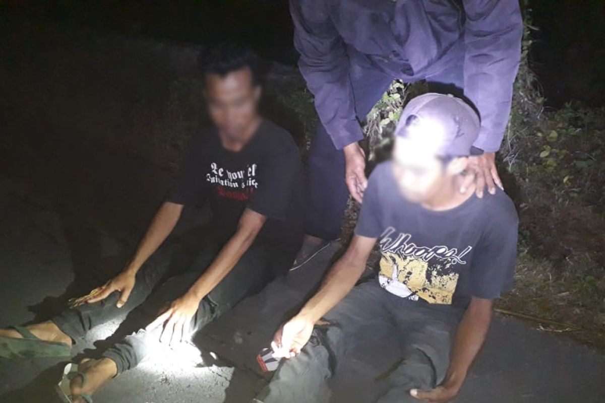 Saat razia di jalan Dusun Pemantek Loteng, 2 pria ini kedapatan bawa sabu