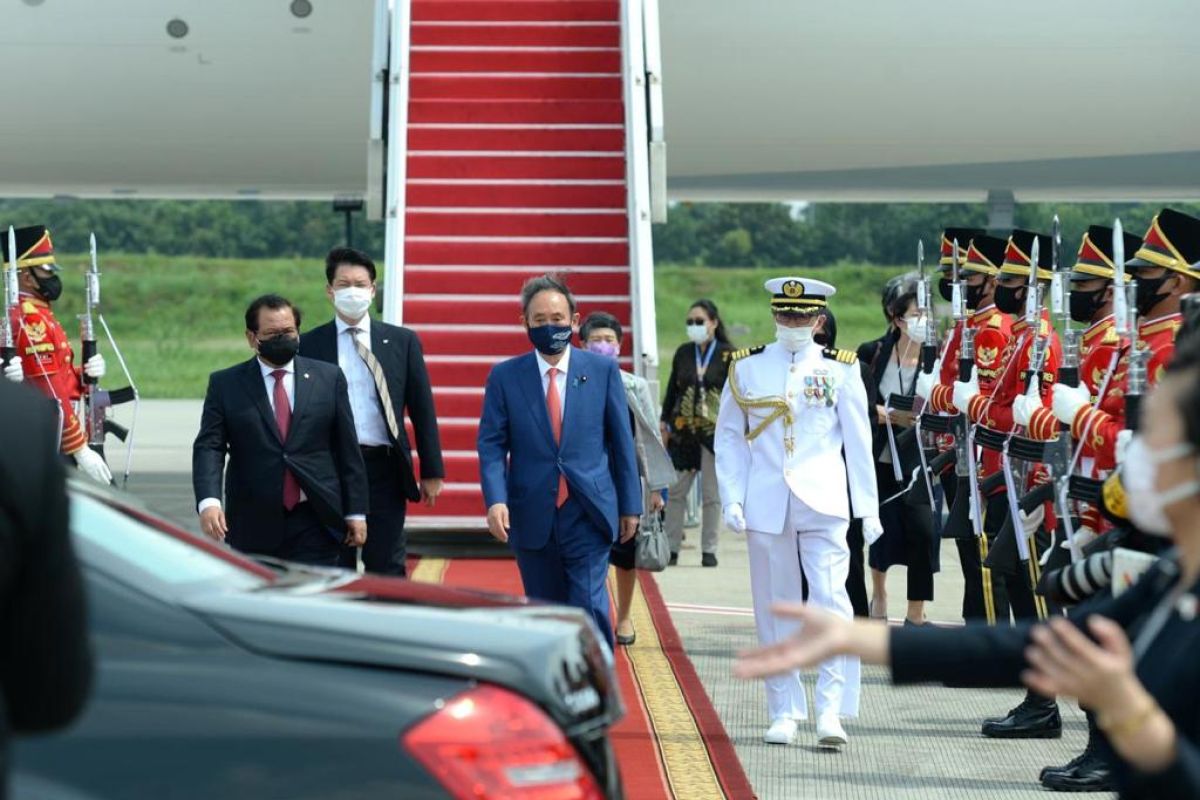 President Jokowi warmly welcomes PM Suga at Bogor Palace