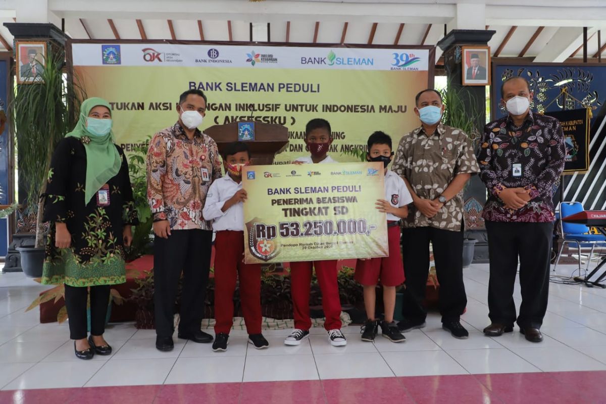 Bank Sleman Peduli menyalurkan bantuan beasiswa dan kredit UKM