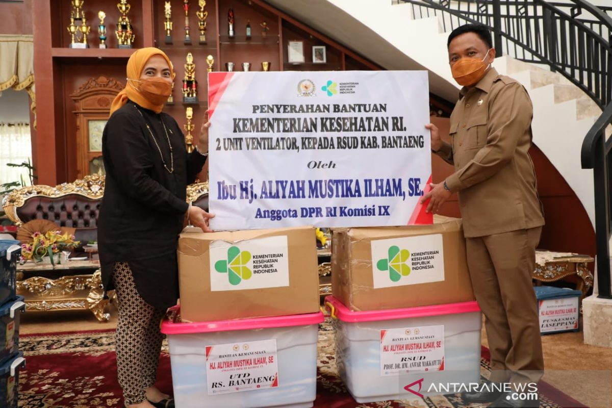 Anggota DPR RI  salurkan bantuan peralatan kesehatan untuk Pemkab Bantaeng