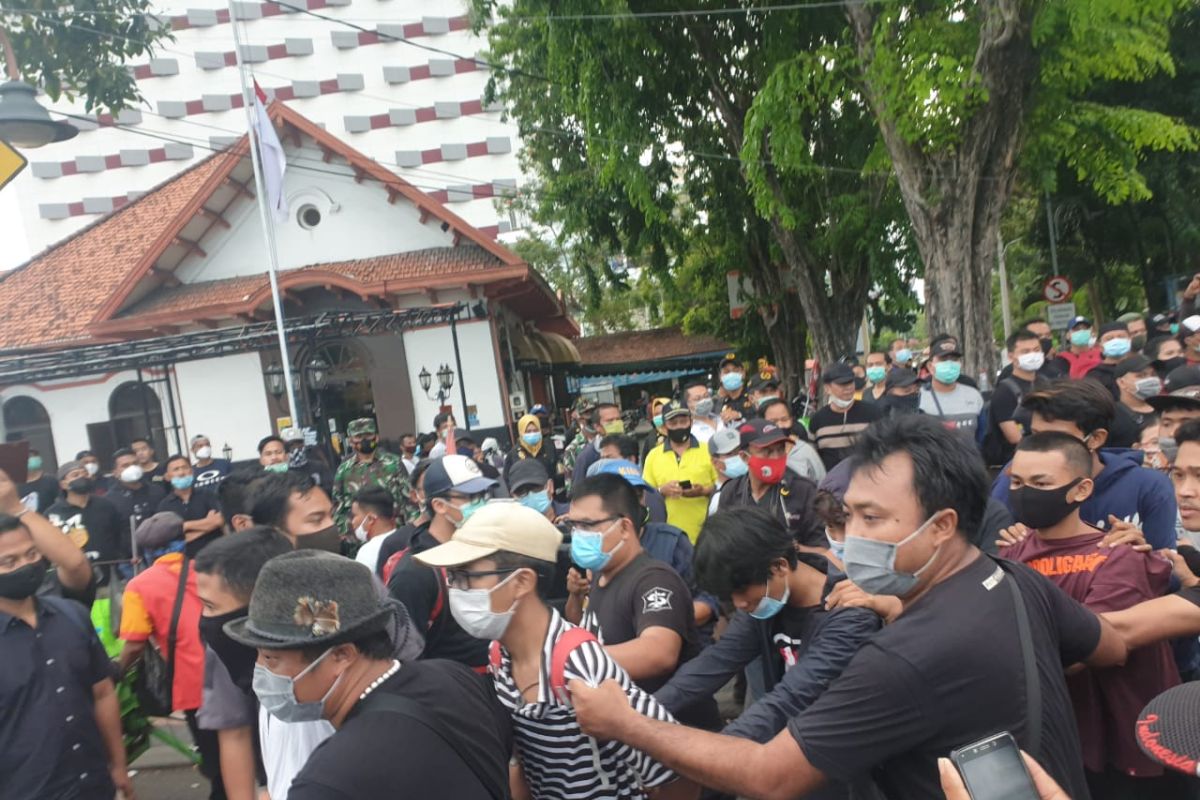 169 orang diamankan saat unjuk rasa tolak UU Cipta Kerja di Surabaya