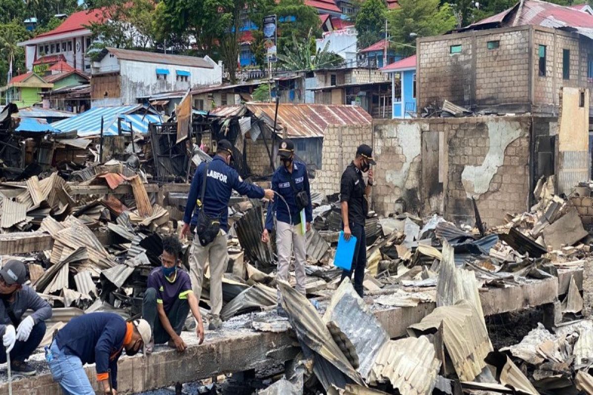 Labfor Polda Papua lakukan olah TKP kasus kebakaran di Dok IX Jayapura