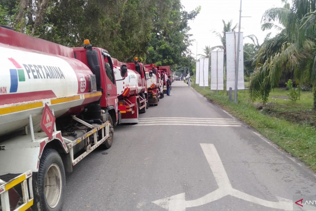 Hanya dua kapal beroperasi,  antrean kendaraan mengular di pelabuhan Roro Bengkalis