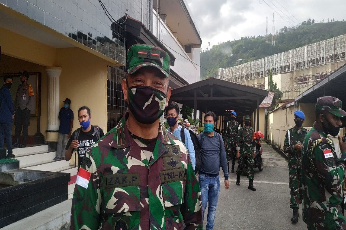 Tiga anggota TNI terluka usai kendaraan militer ditembak KKB