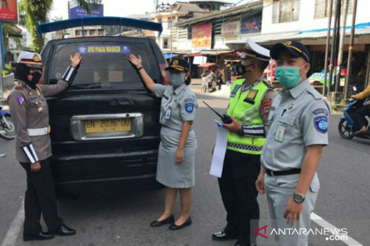 Jasa Raharja Babel-Satlantas Polres bagikan stiker himbauan 