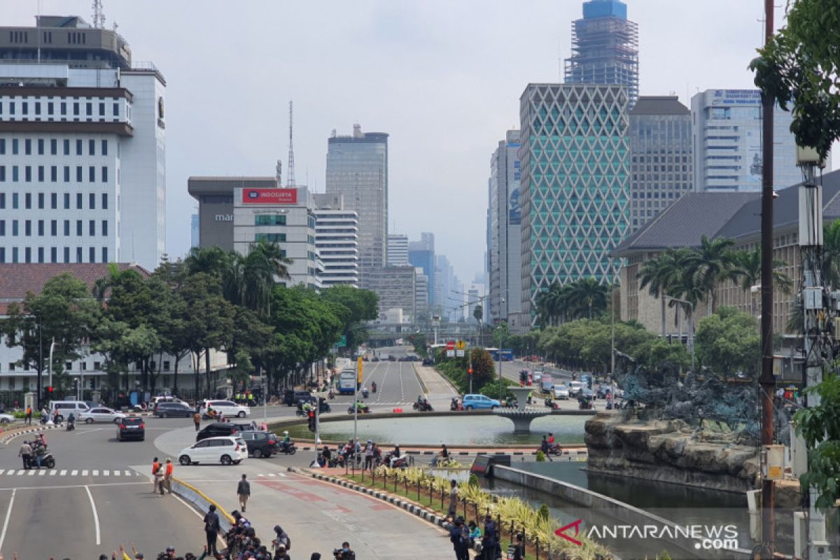 Lalu lintas jalan MH Thamrin masih terpantau lancar meski ada aksi demo