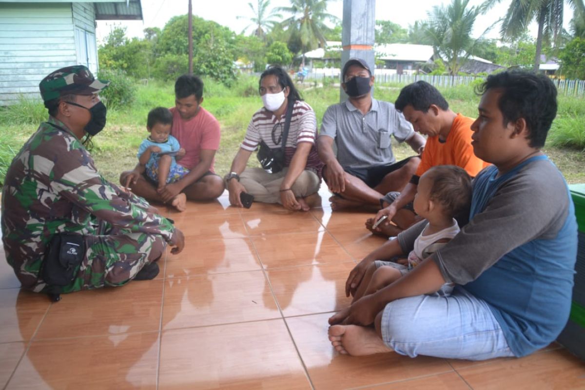 Anjangsana ke warga, Satgas TMMD 1015/Sampit sosialisasi bahaya Karhutla