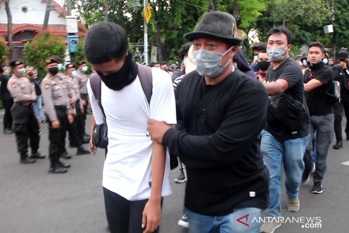 Polisi Surabaya amankan 169 pemuda di tengah aksi tolak  UU Cipta Kerja