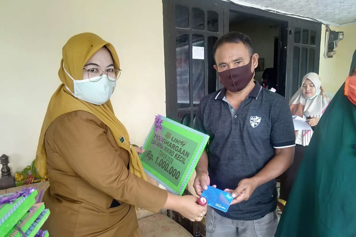 Pemkab Gorontalo serahkan bantuan ke kelompok UKM