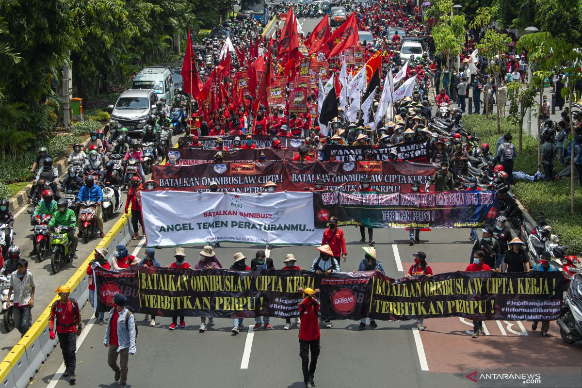 Aksi buruh tolak UU Cipta Kerja, lalu lintas di sekitar Istana Merdeka dialihkan