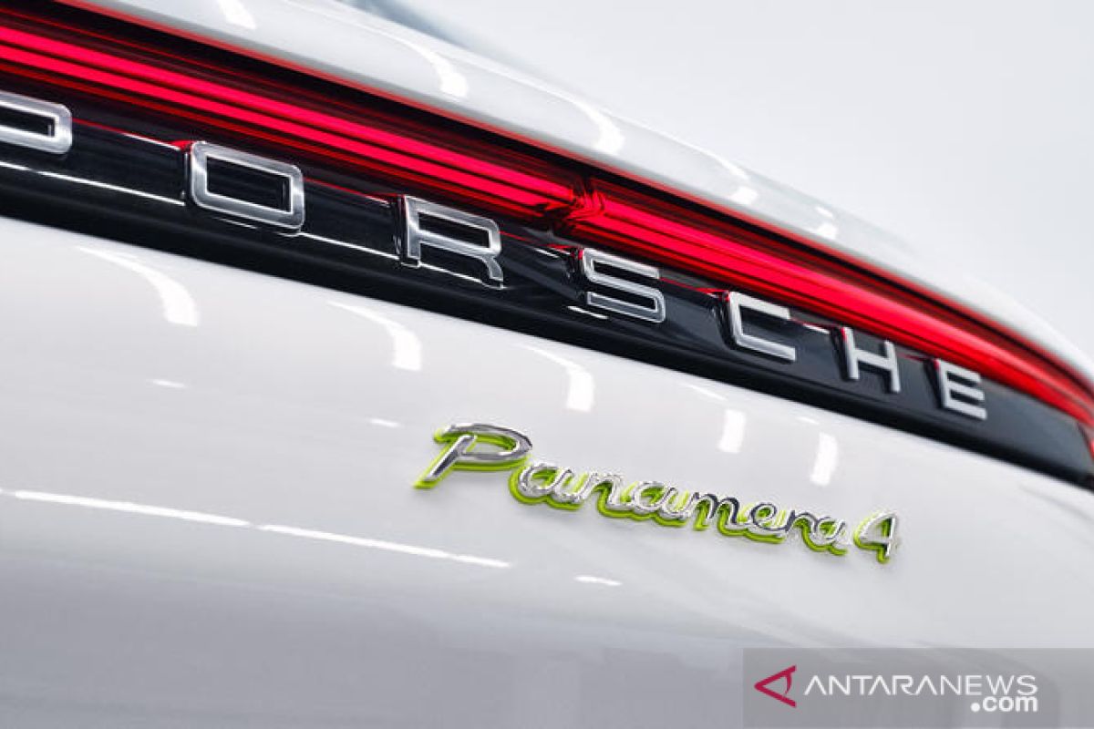 Porsche luncurkan Panamera Turbo E-Hybrid bermesin Biturbo