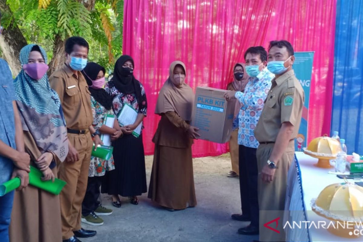 BKKBN Sultra serahkan sarana kerja penyuluh dan DPPKB Konawe