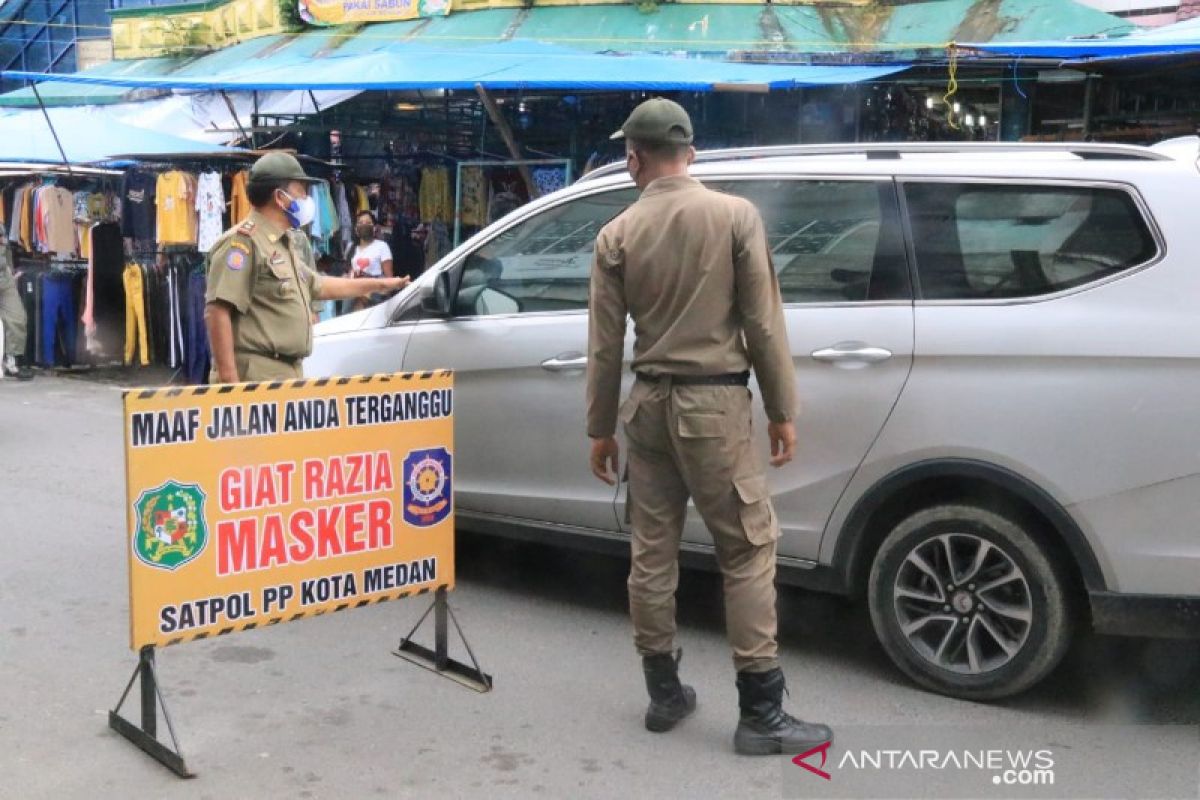 Satpol PP gencarkan razia masker di pasar tradisional di Medan