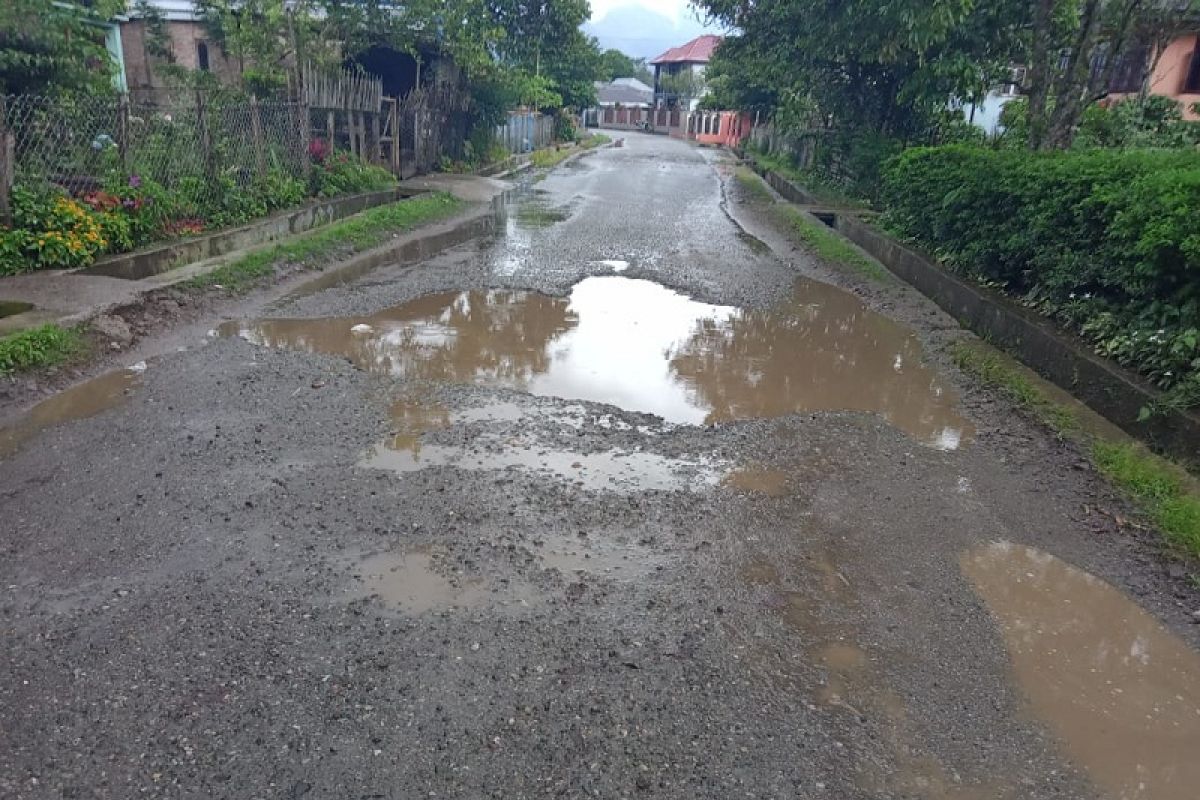 Jalan penghubung tiga desa di Kerinci rusak