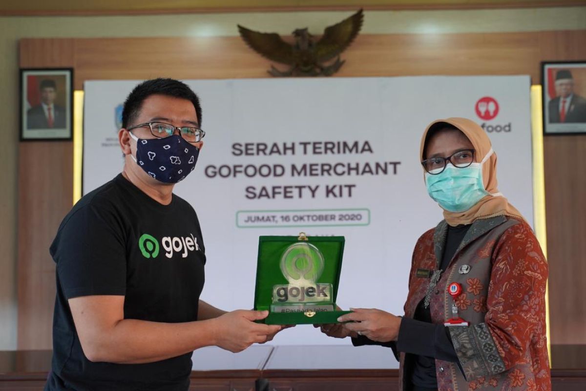 GoJek sebar paket penyanitasi tangan ke ribuan UMKM di Jatim