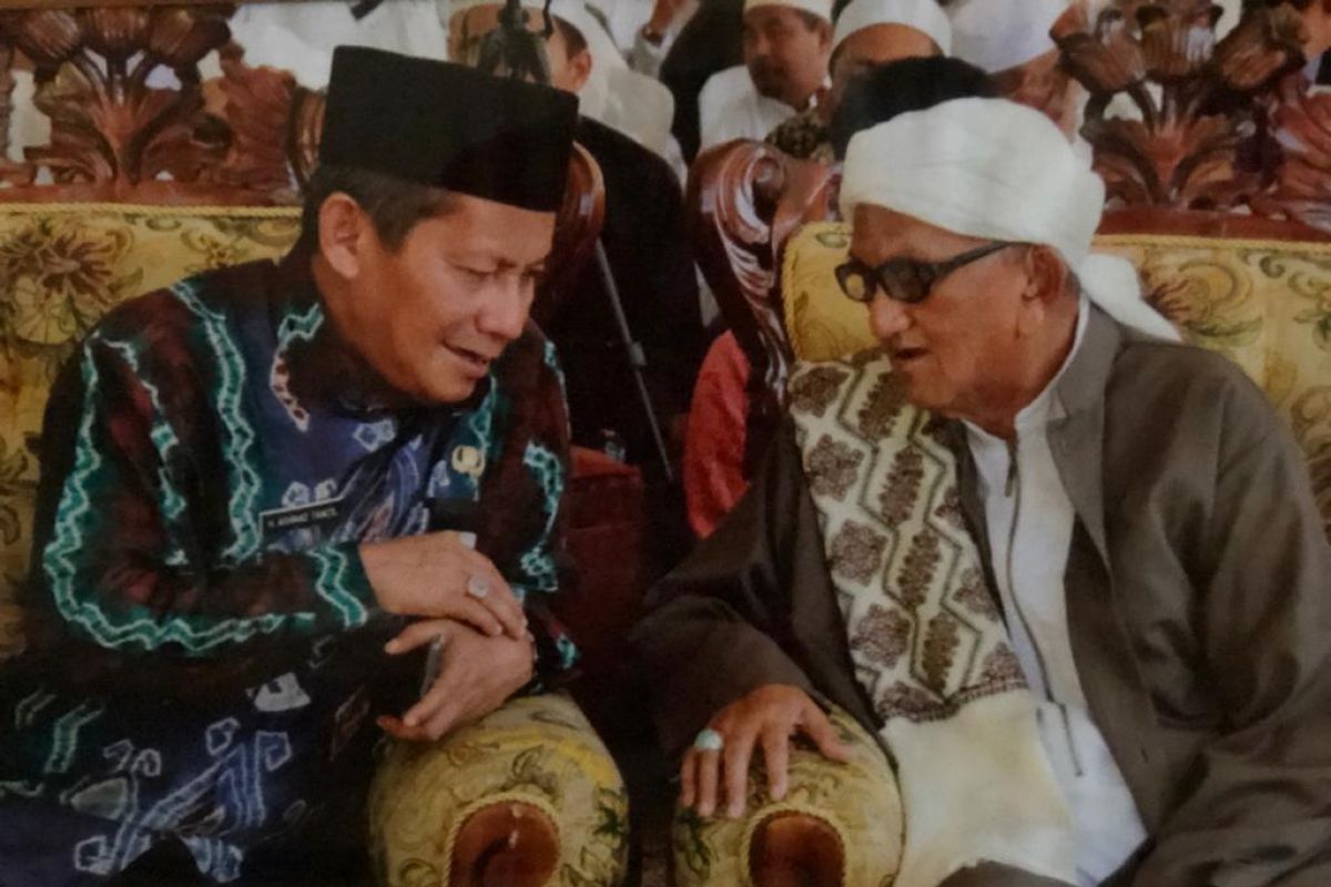 Pimpinan Ponpes Ibnu Amin restui Paslon bupati HST Tamzil - Ilham