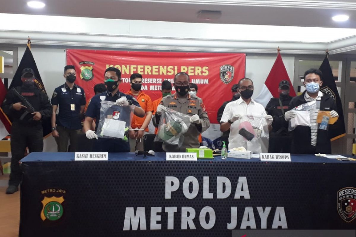 Polda Metro tangkap tiga pemuda keroyok polisi saat unjuk rasa