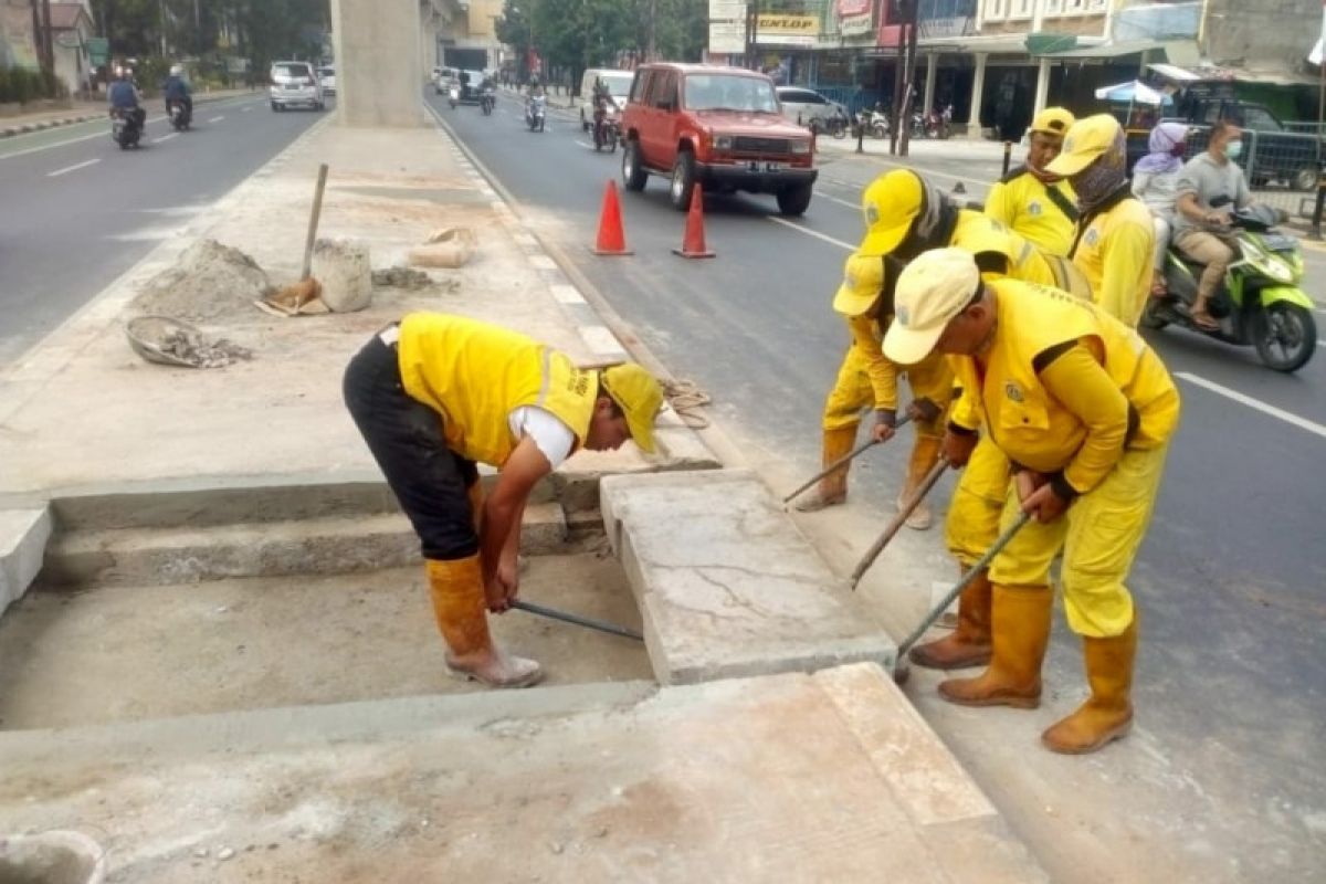 Pemkot Jaksel buat lubang cegah genangan di median jalan