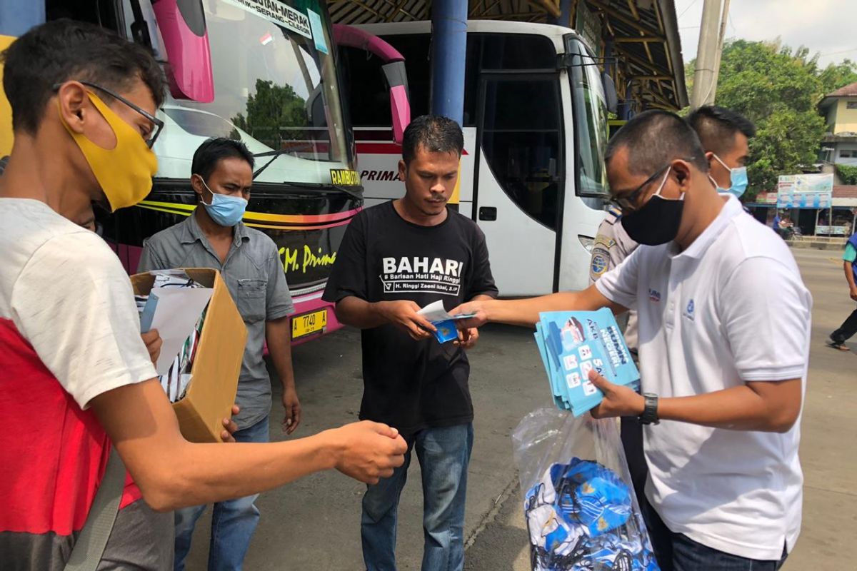 Jasa Raharja Banten bagikan 2.000 masker kepada pedagang pasar dan penumpang di terminal