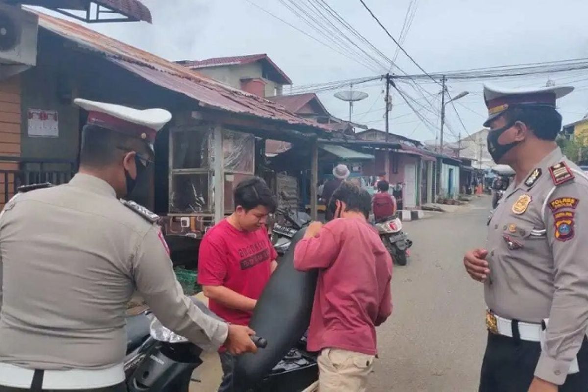 Polisi tindak pengendara yang tidak kenakan masker