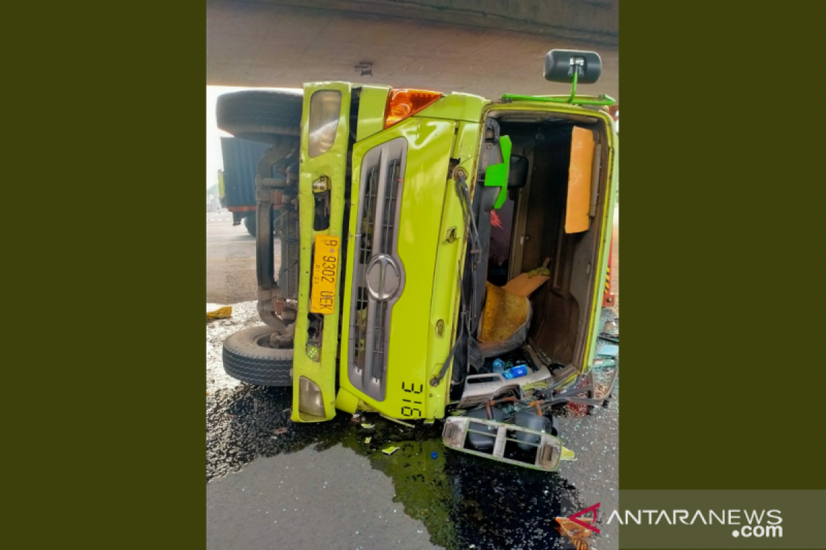 Truk kontainer terguling di perempatan kolong Tomang, tidak ada korban jiwa