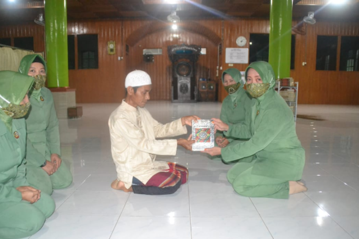 Persit berikan Al Quran untuk kebutuhan di masjid sekitar sasaran TMMD