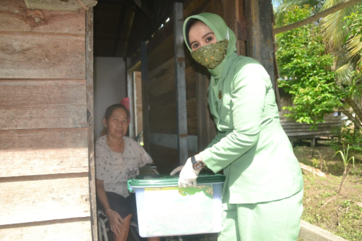 Persit KCK Cabang XLI berikan pelatihan pemanfaatan barang bekas