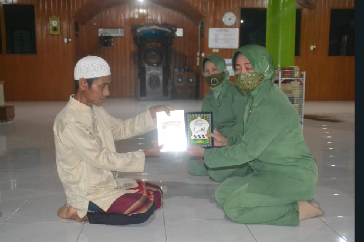 Persit KCK Cabang XLI Kodim 1015/Spt donasi Al-Qur'an dan Iqro