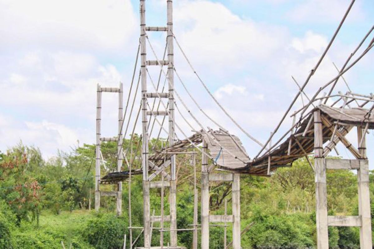 Jembatan bambu di Wisata Mangrove Wonorejo Kota Surabaya rusak