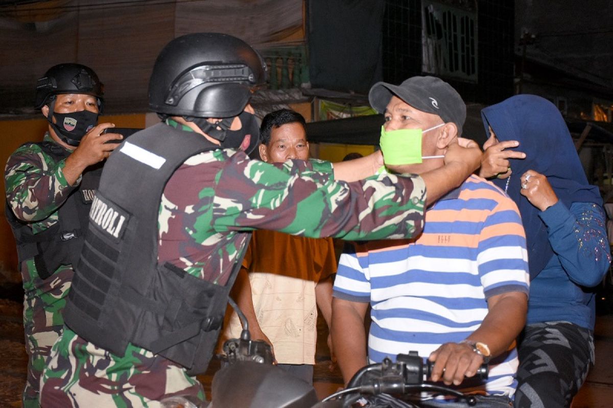 Satgas COVID-19 bagikan ribuan masker kepada warga di Belawan