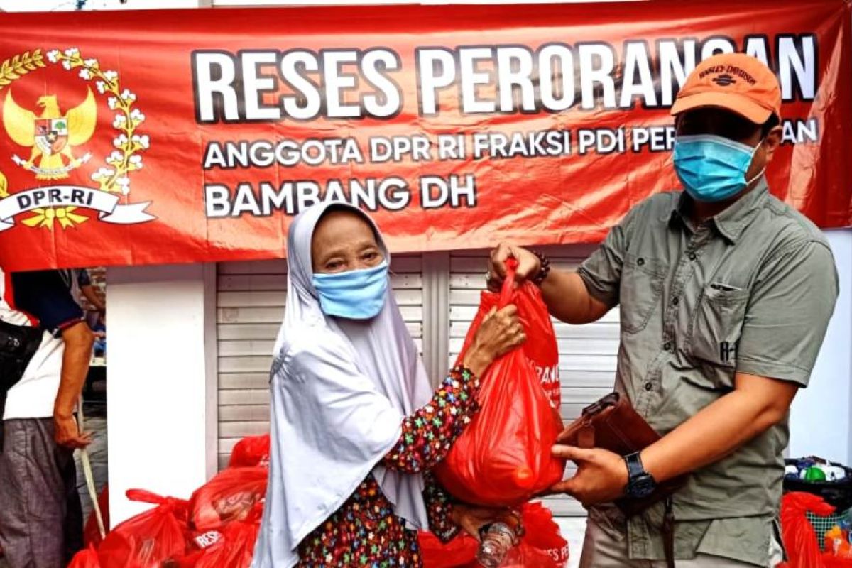 Berbagi sembako bantu warga terdampak pandemi, Bambang DH libatkan tokoh lokal