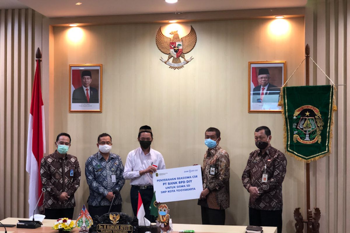 Yogyakarta menyalurkan beasiswa bagi 100 mahasiswa dari keluarga kurang mampu