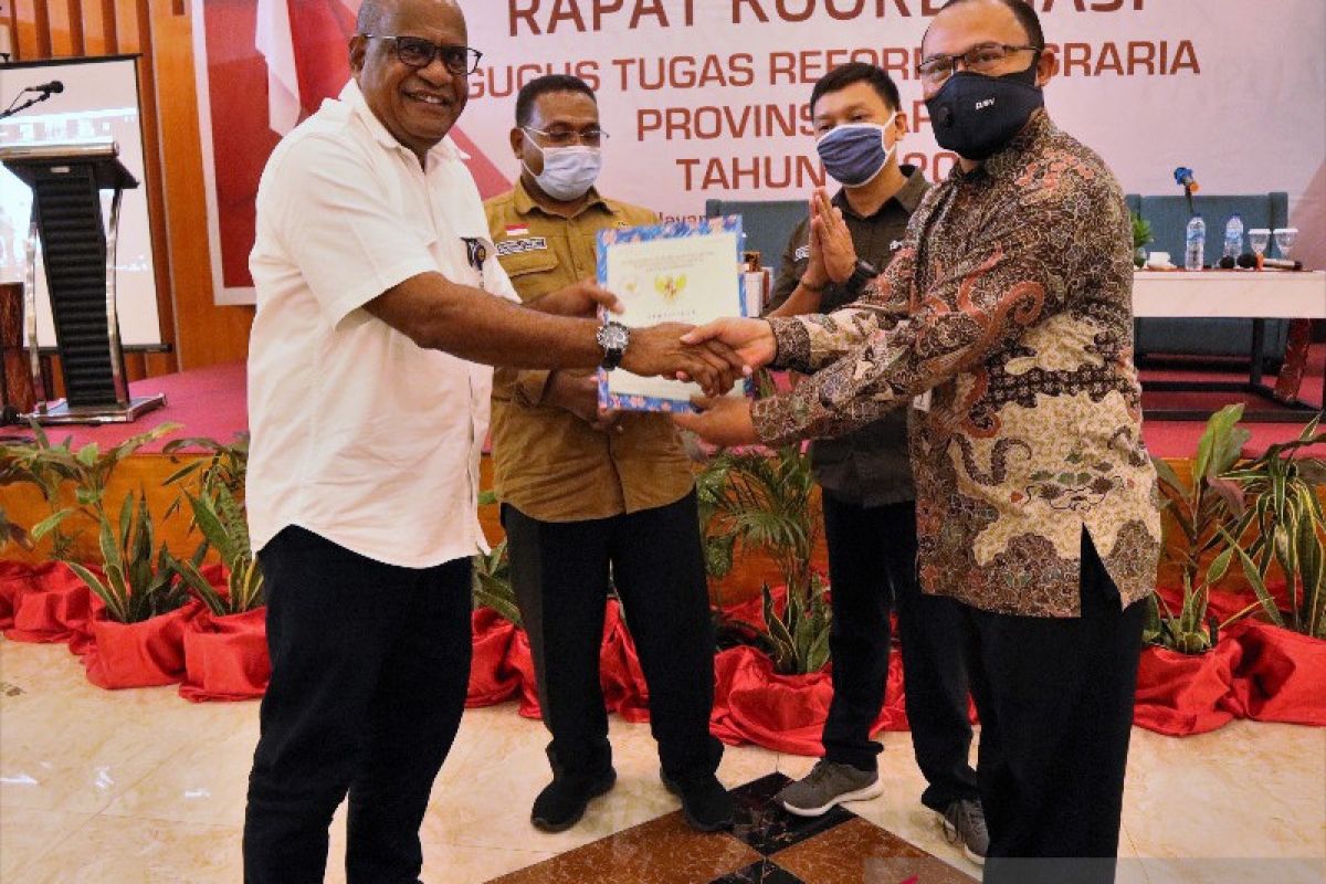 Kanwil DJKN serahkan 101 sertifikat tanah BMN di Papua