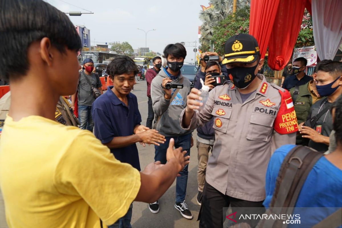 Pembuang sampah di Kalimalang Bekasi serahkan diri